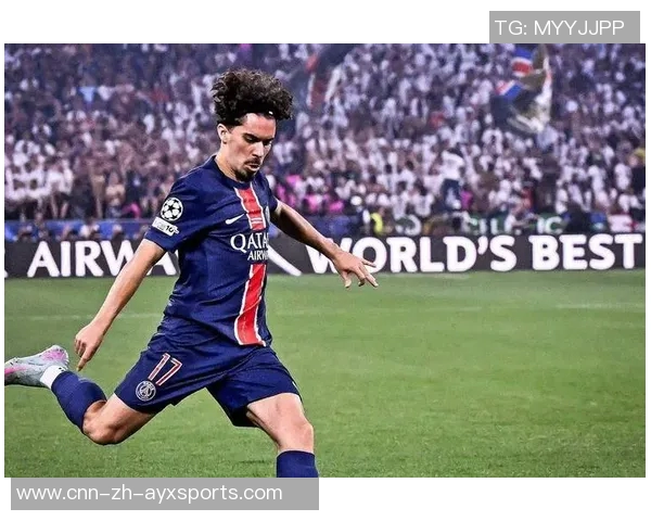 葡萄牙球员内维斯等在巴黎夺七冠国家队发海报庆祝辉煌成就